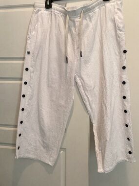 Amazon White Button-Trim Lightweight Linen Blend Capri Pants